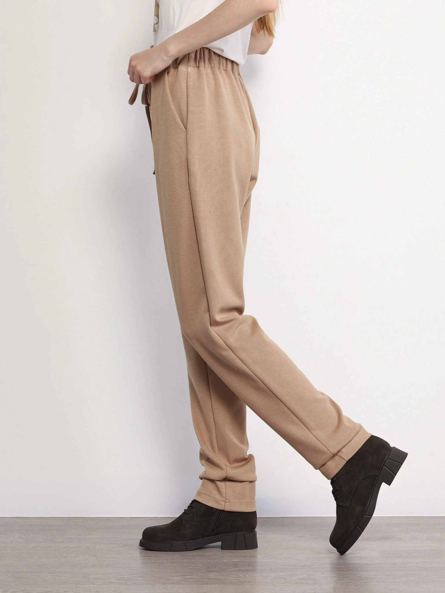 Брюки трикотажные бежевого цвета с эластичным поясом